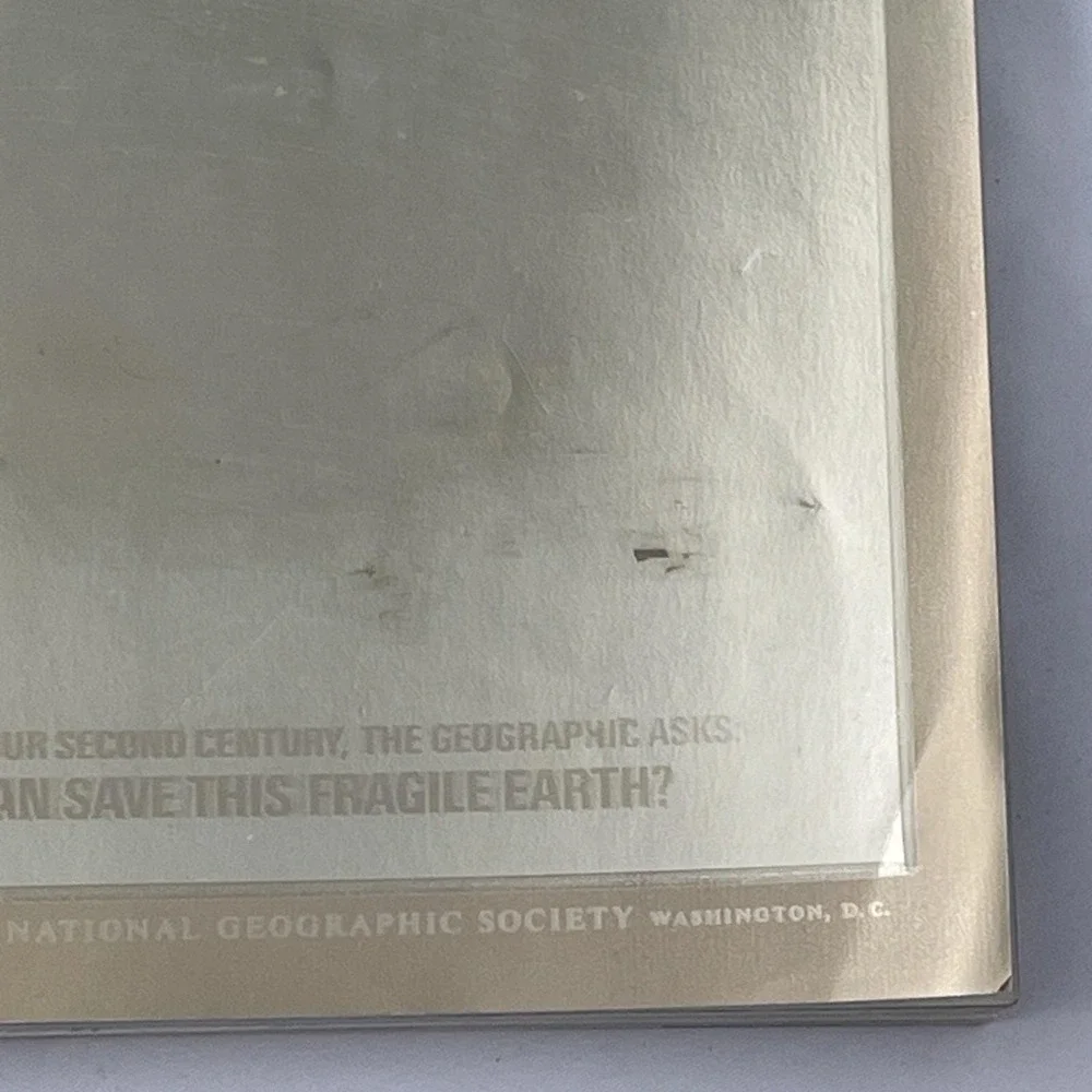 National Geographic Magazine - Hologram Cover December 1988 VOL: 174, NO 6 Good